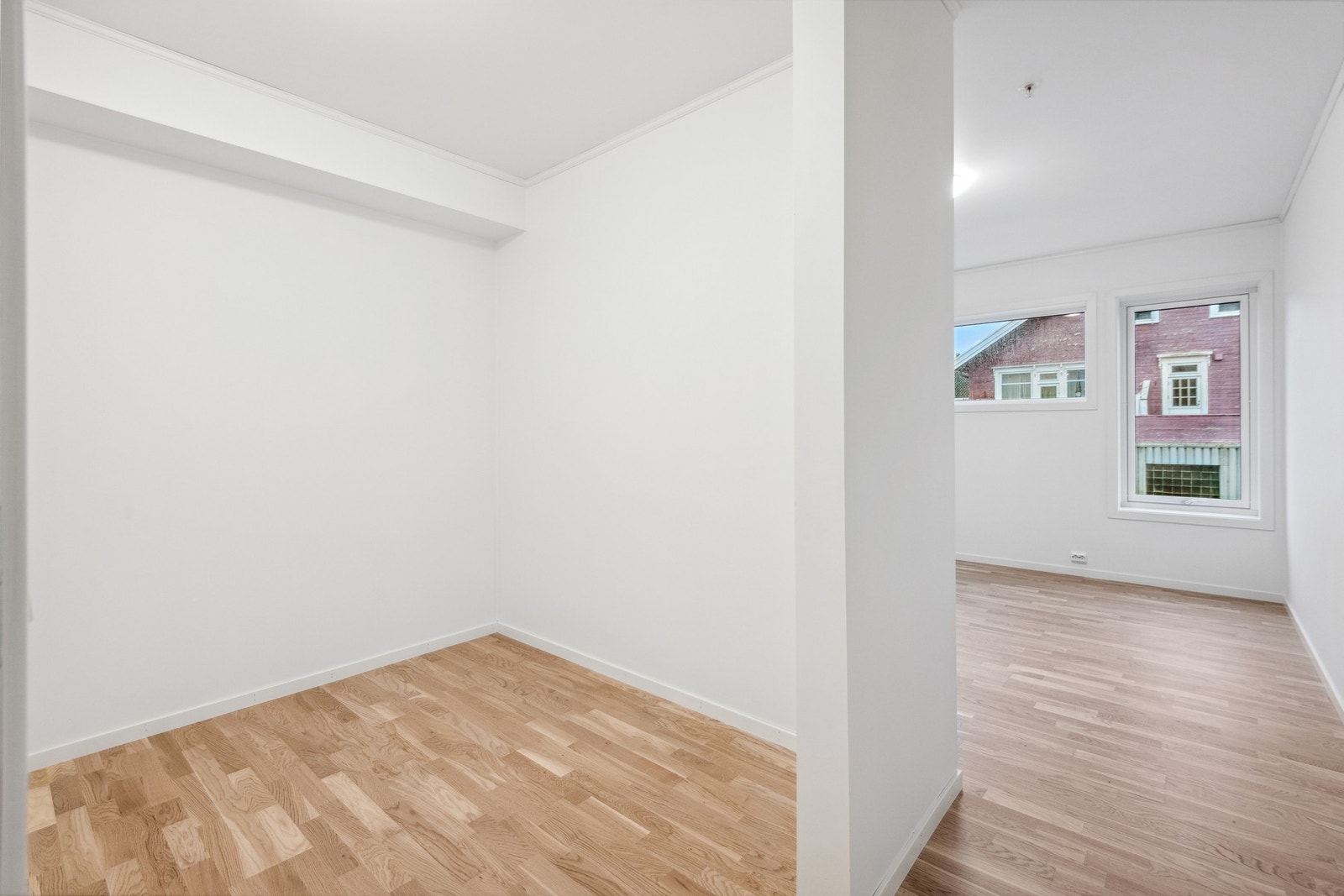 Hovedsoverom med walk-in-garderobe ved siden av. Soverommet ligger mot nord. Galleribilde