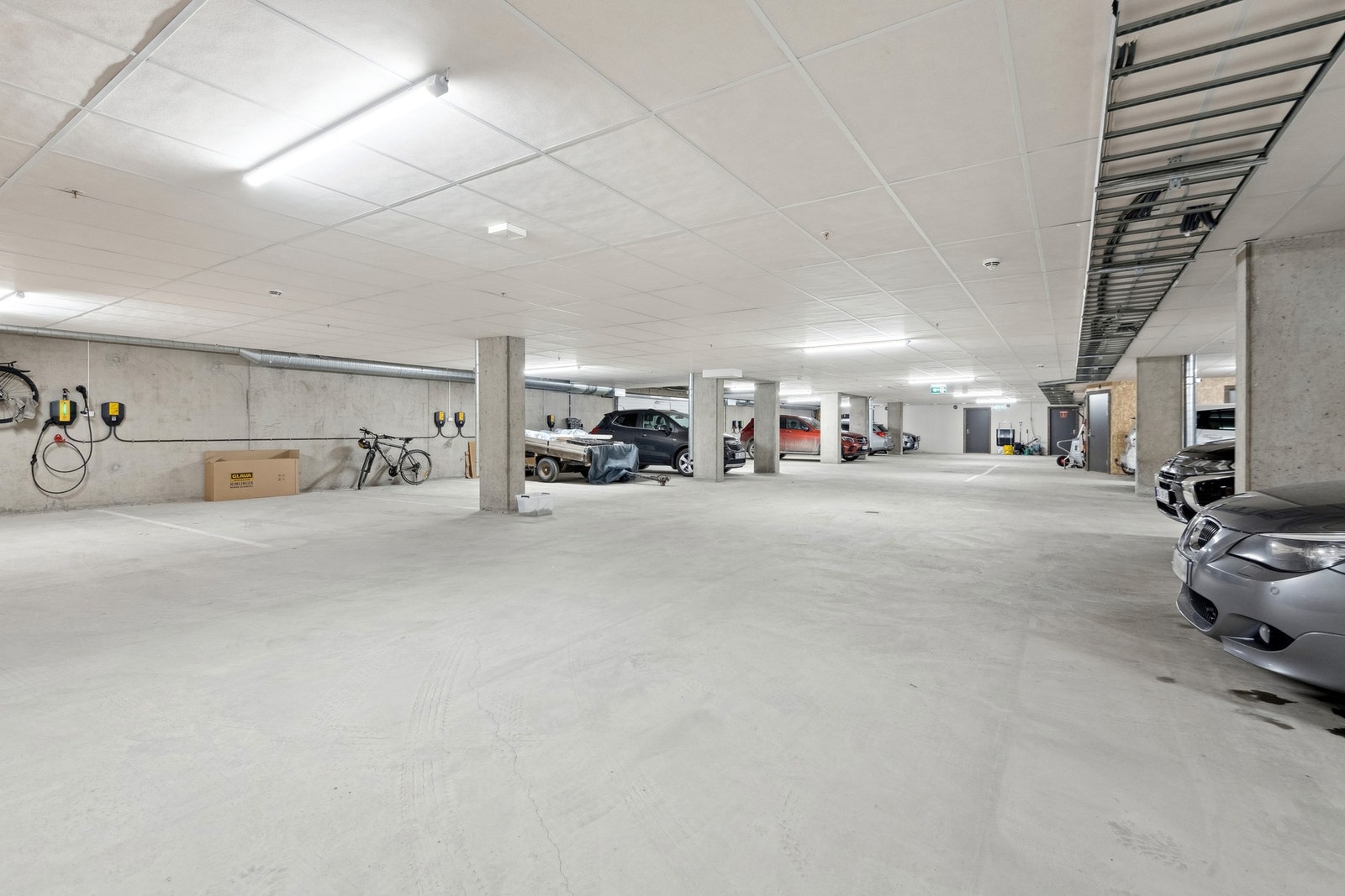 Parkeringskjeller med mulighet for lading av elbil. Leiligheten disponerer en parkeringsplass og en sportsbod. Galleribilde