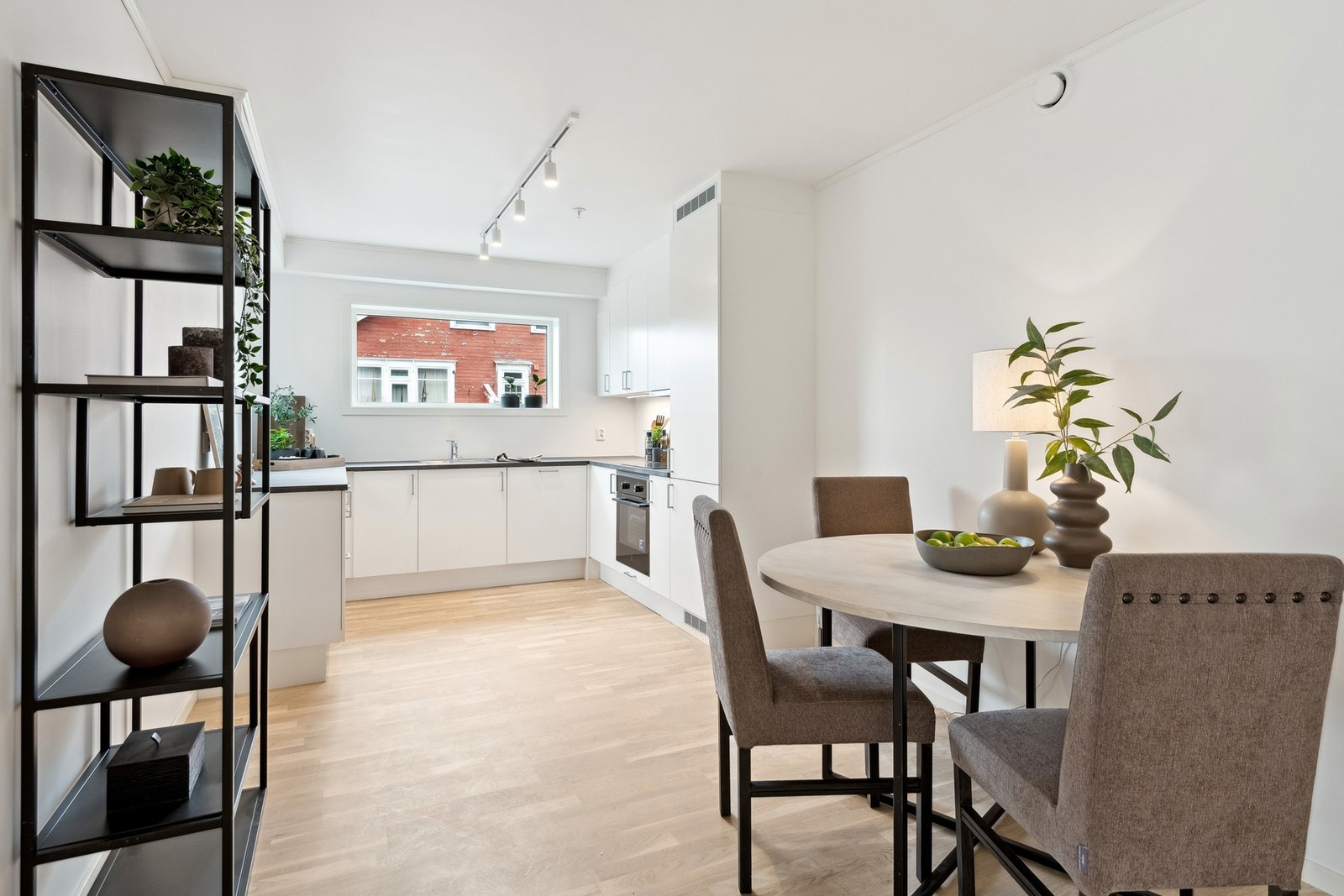 Kjøkken med god plass til spisemøbler. Galleribilde