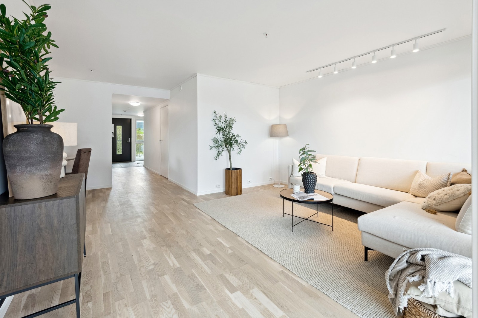 Endeleilighet i 2. etasje med vindusflater på 3 sider. Galleribilde