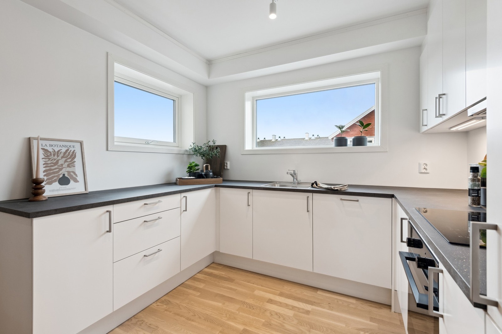 Foto: EFKT v/Hamish Gray. Endeleilighet midt i Levanger sentrum. Lys og fin leilighet med vindusflater på 3 sider av leiligheten. Skjermet kjøkkenkrok med vindu over kjøkkenbenken både mot nord og mot vest. Galleribilde