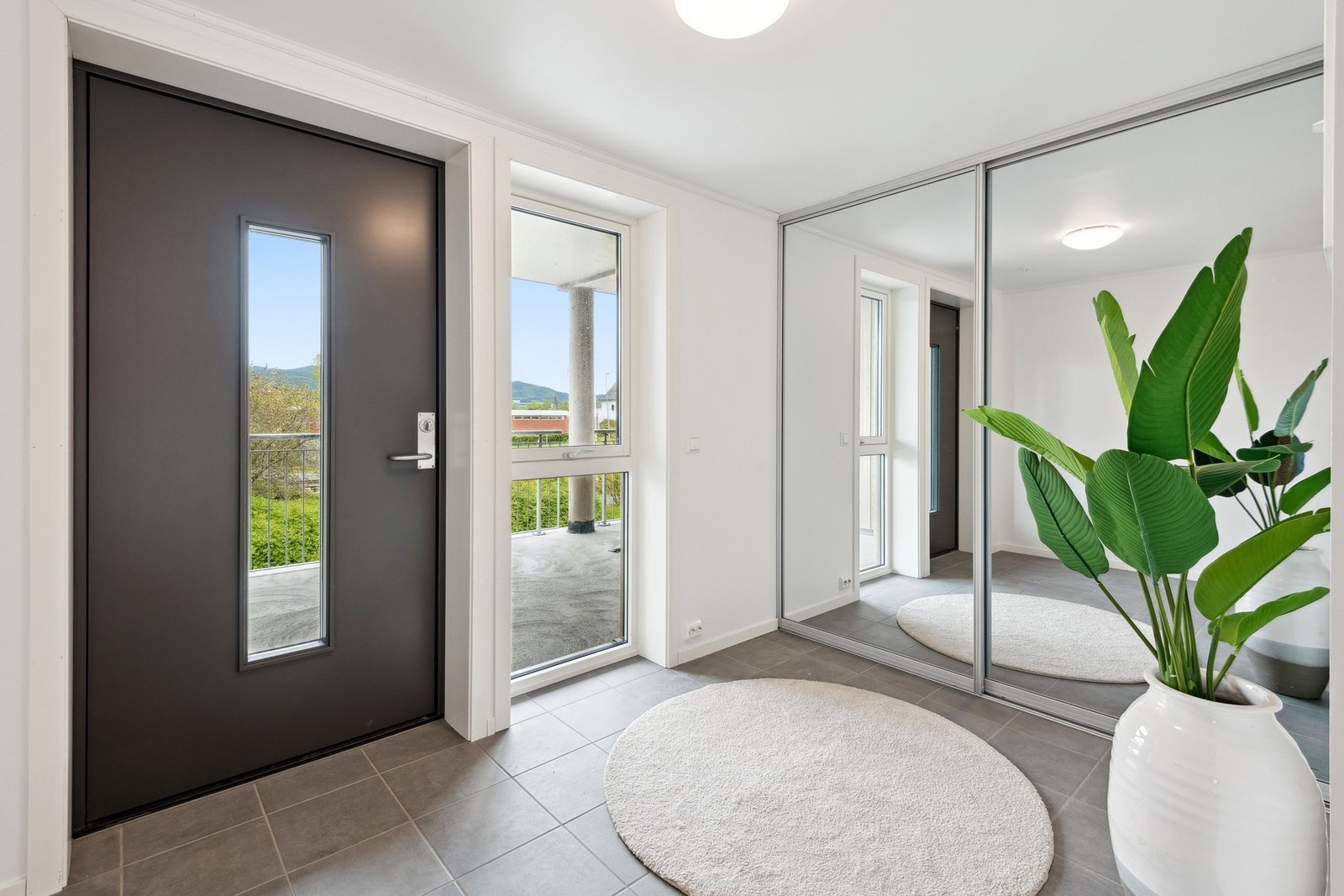 Stor vindusflate som gir god med naturlig lys inn i gangen. Vannbåren varme i gulvet i gang, stue, kjøkken og bad. Galleribilde