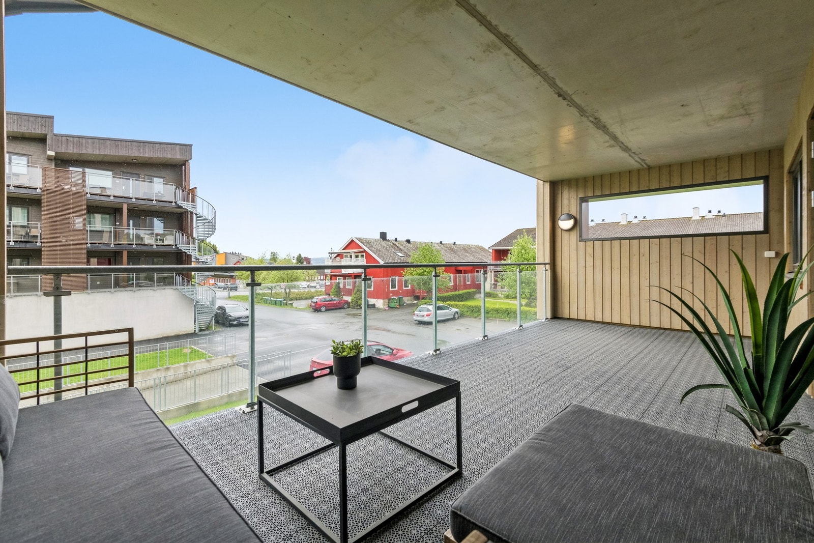 Stor privat takoverbygget terrasse på hele 20 kvm. Terrassen er vendt mot vest, så her får du kveldssola til godt utover solrike midtsommerkvelder. Galleribilde