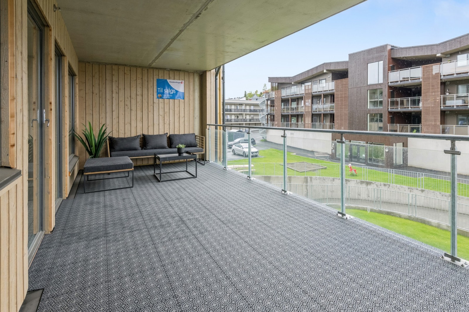 Leilighetsbygget ligger fint til med private terrasser vendt mot vest, med kveldssol utover fine midtsommerkvelder. Galleribilde