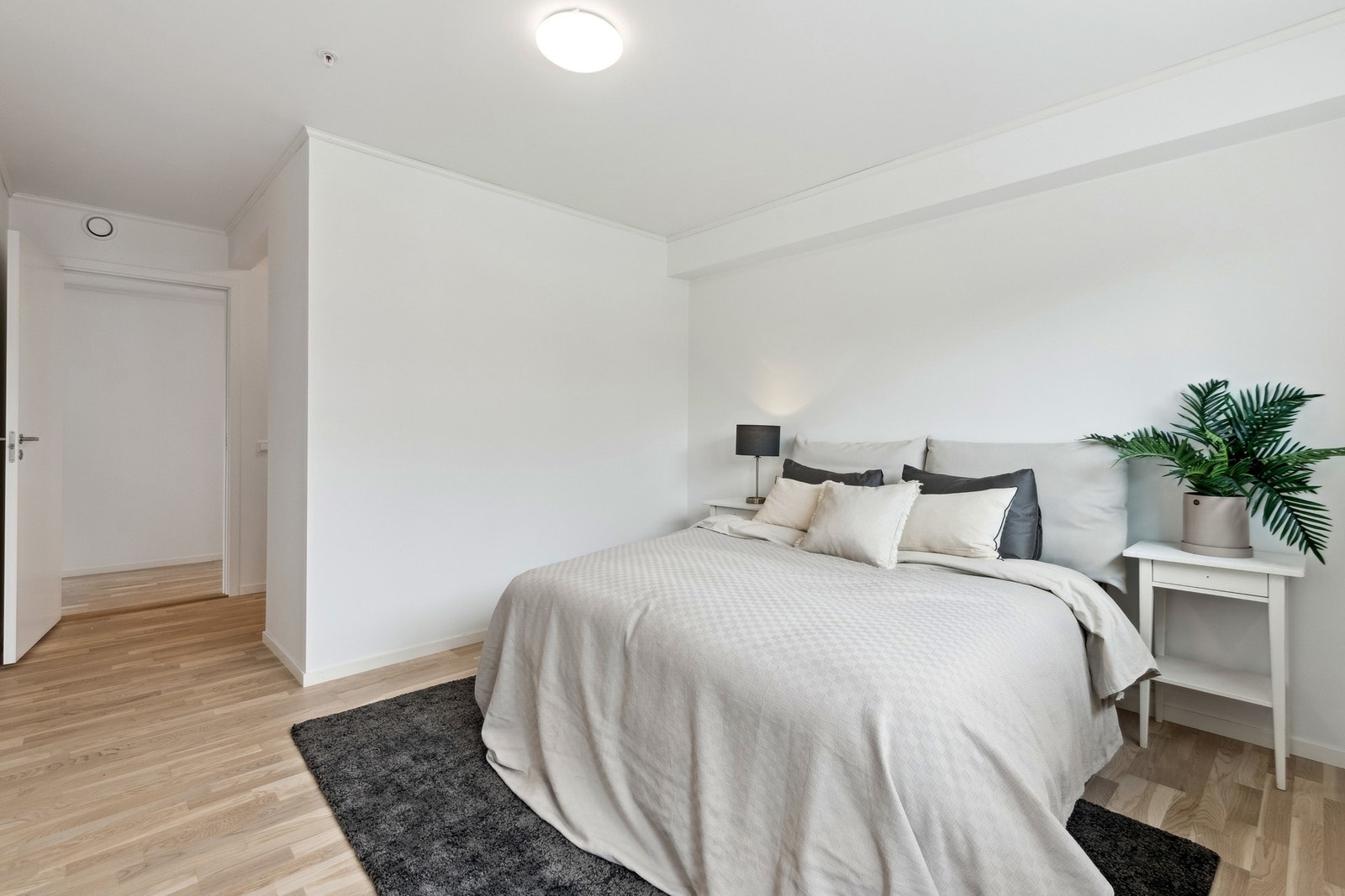 Hovedsoverom er romslig med walk-in-garderobe ved siden av. Galleribilde