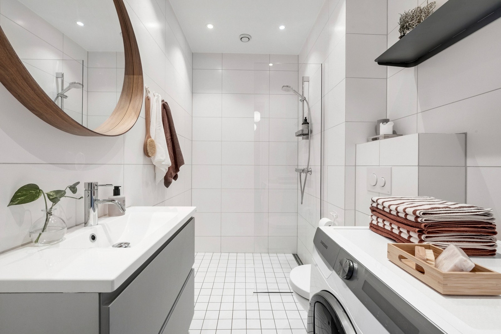 Delikat, flislagt bad med behagelig gulvvarme. Badet ble pusset opp i 2018. Varmtvann er inkludert i felleskostnadene. Galleribilde