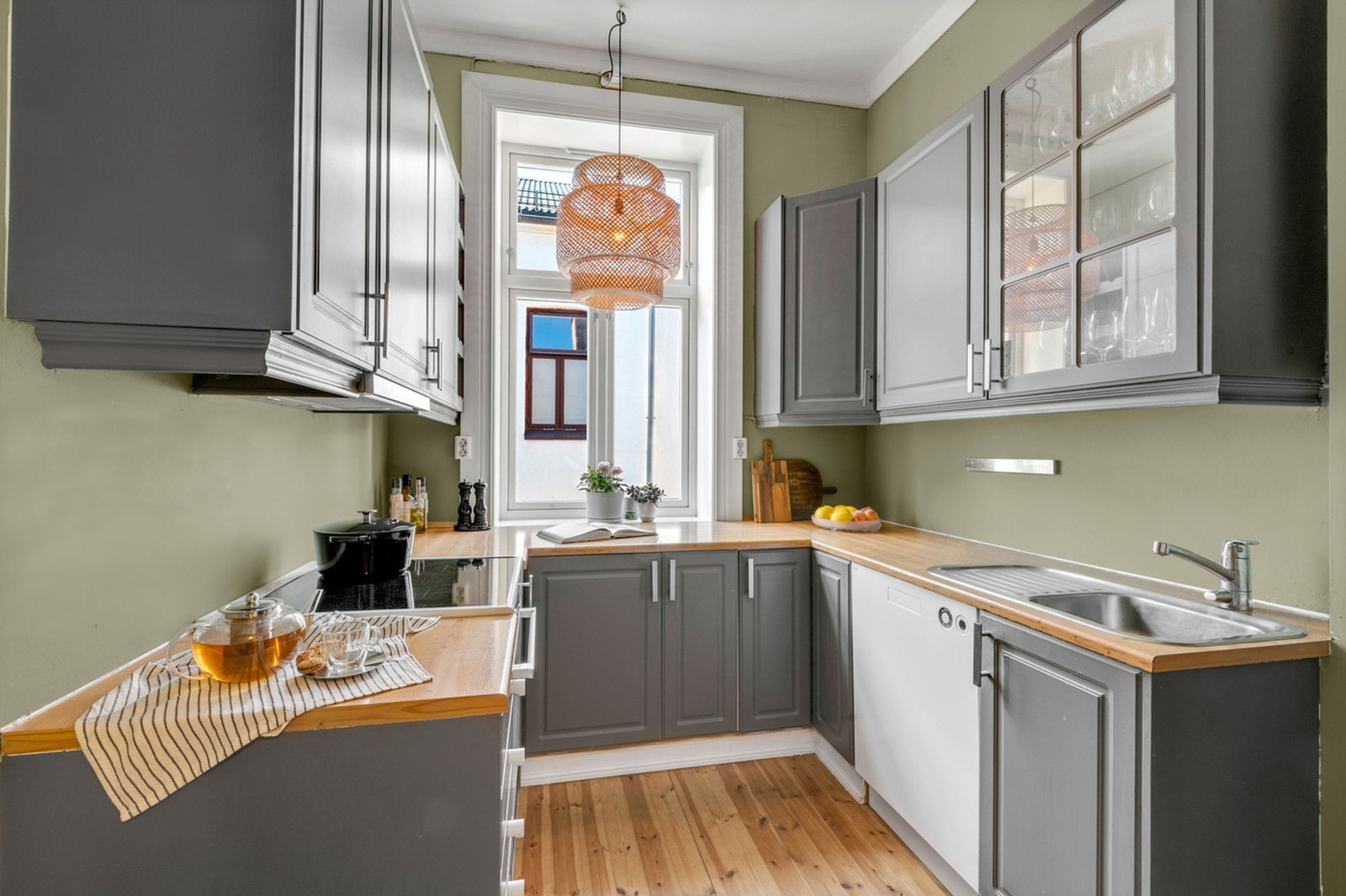 Kjøkkenet er godt utnyttet, og her får man godt med benkeplass. Galleribilde