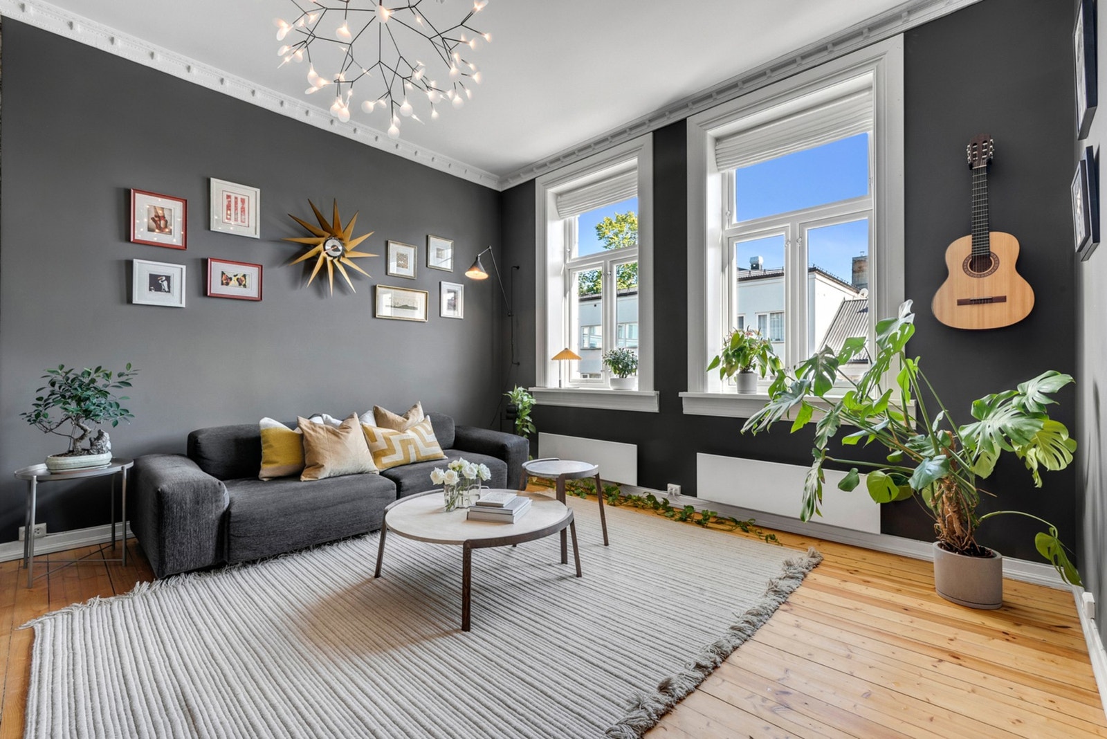 Store vindusflater slipper inn rikelig med naturlig lys. Vinduene ble skiftet i regi av borettslaget i 2018. Galleribilde