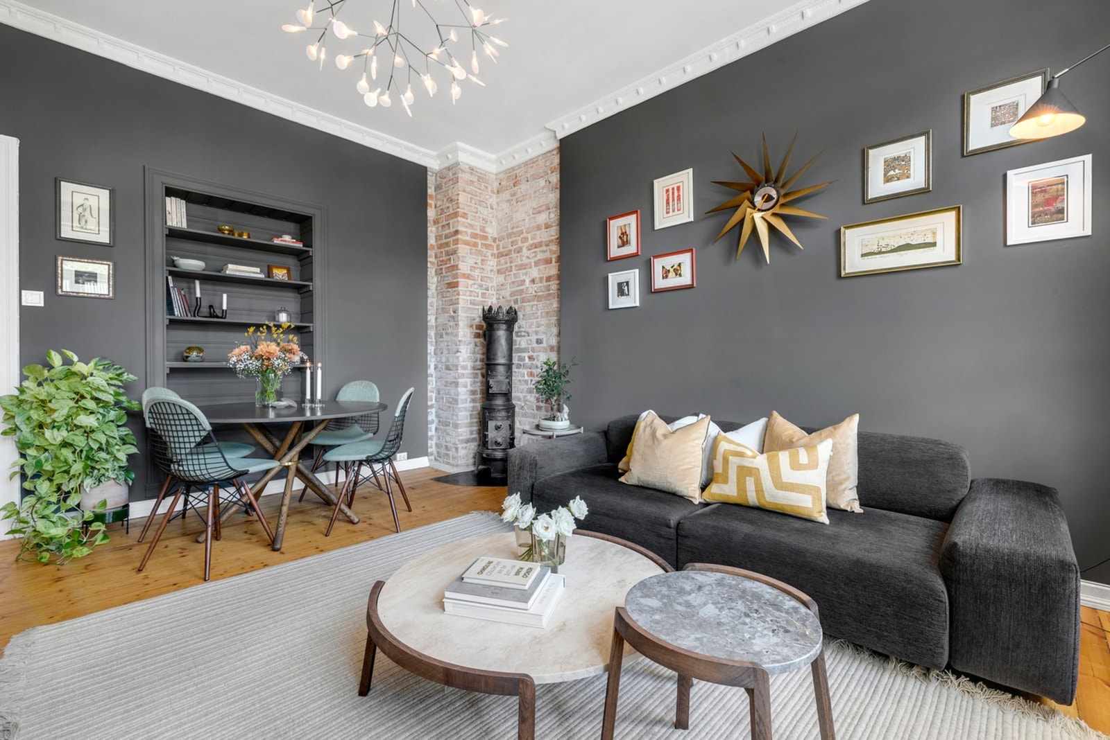 Originale pene tregulv setter et hjemmekoselig preg på boligen, og harmonerer fint med det klassiske utrykket til boligen. Galleribilde