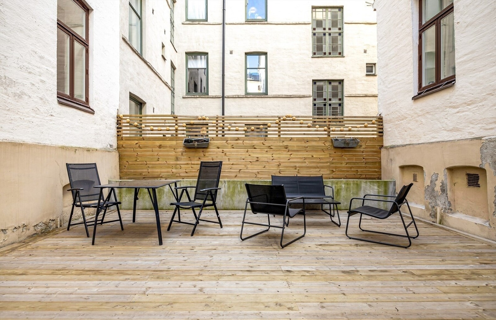 Pent opparbeidet bakgård. Galleribilde