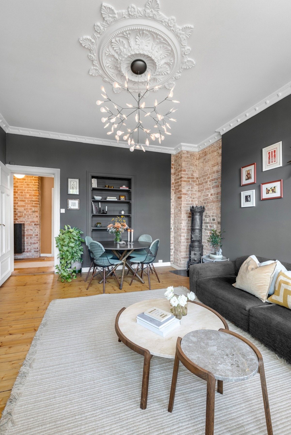 Generøs takhøyde på ca.3 meter gir boligen en luftig romfølelse. Alle tak, unntatt på badet, ble malt og utbedret i 2025. Galleribilde