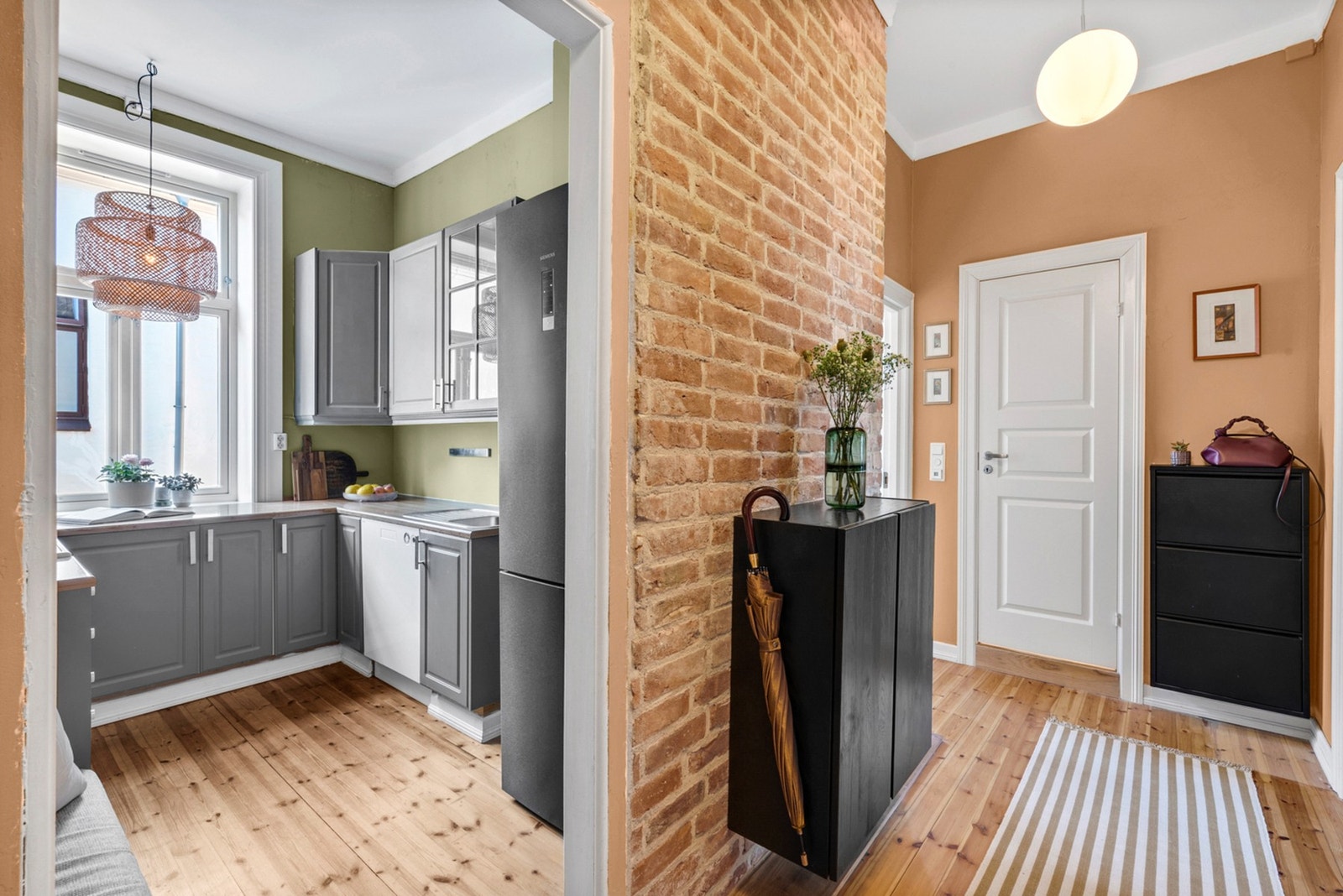 Romslig gang med fantastisk takhøyde gir et luftig førsteinntrykk av leiligheten. Galleribilde