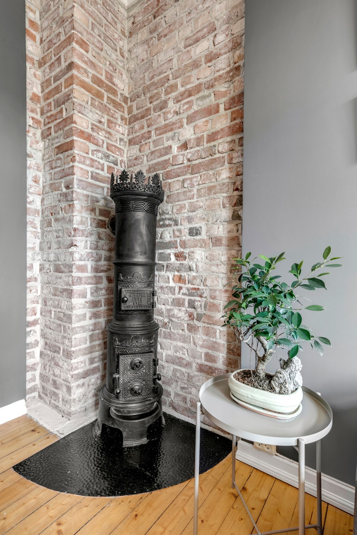 Ovnen varmer godt om vinteren og gir en god og lun atmosfære på vinterhalvåret. Galleribilde