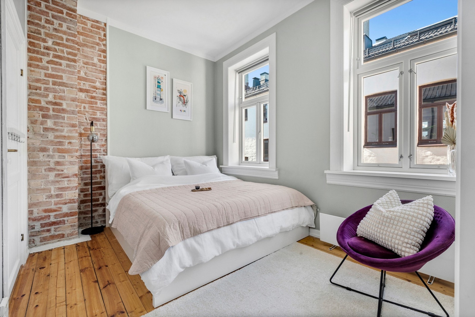 Stort og luftig soverom med god takhøyde, vender ut mot rolig gårdsrom. Galleribilde