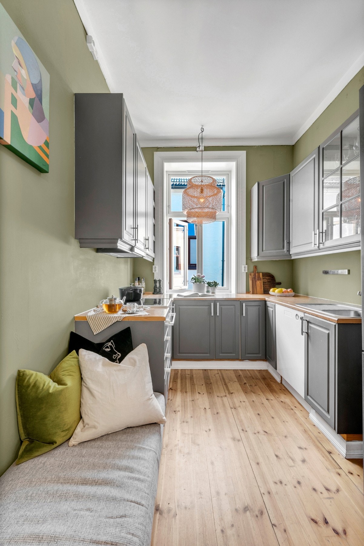 Videre fra gangen kommer man inn til kjøkkenet. Smarte løsninger som gjør at kjøkkenet føles svært arealeffektivt. Galleribilde