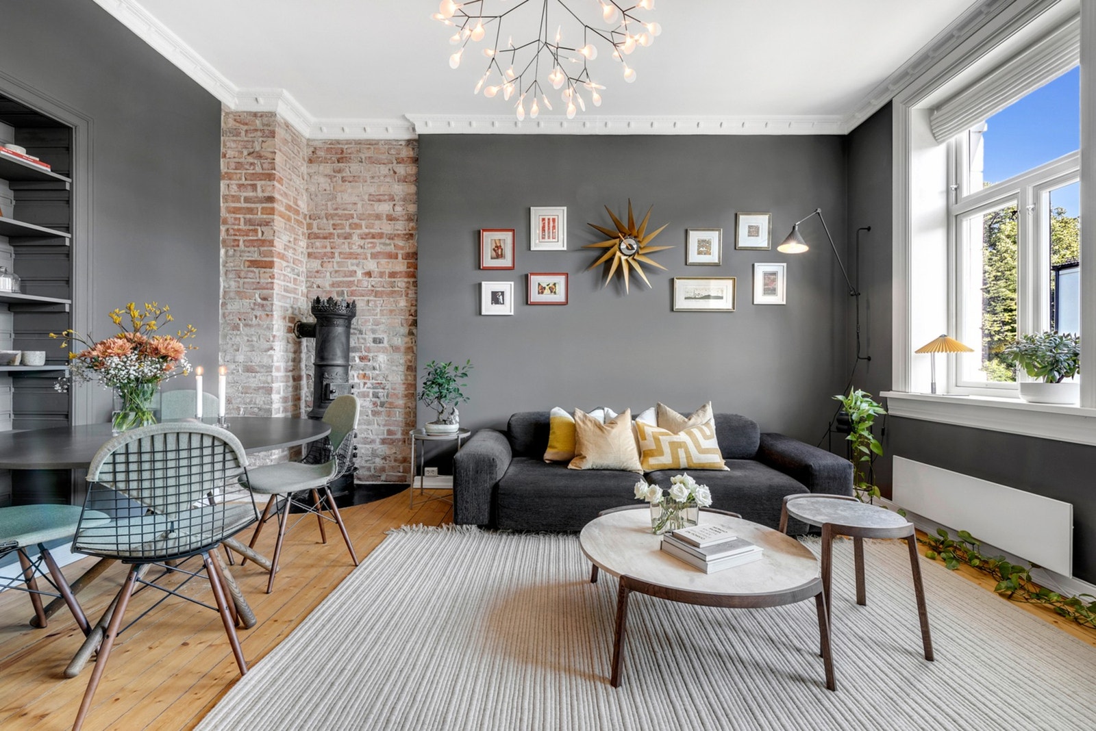 Generøs takhøyde og klassiske detaljer som stukkatur og vedovn, gir stuen en innbydende og god atmosfære. Galleribilde