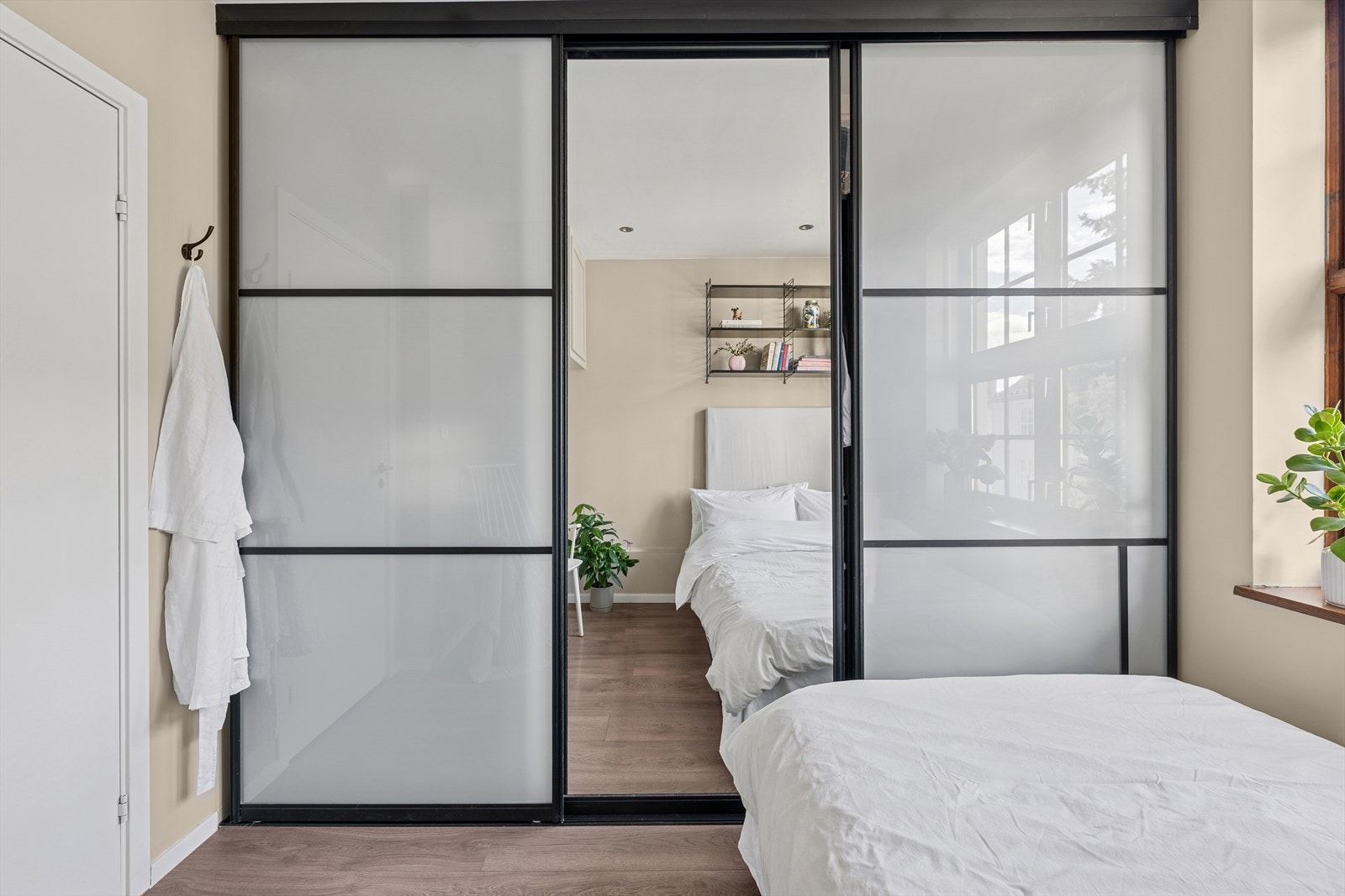 Garderobeskap fra 2018 kler den ene soveromsveggen, og gir deg rikelig med oppbevaringsplass. Galleribilde