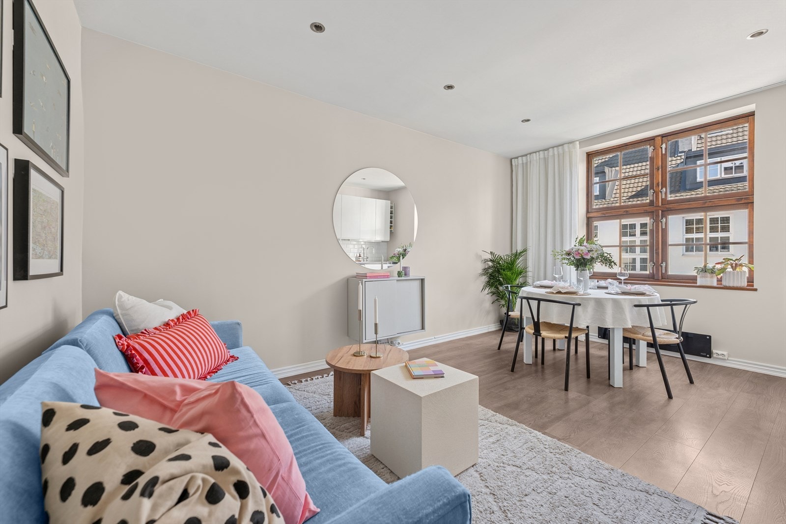 Stuen byr på et moderne preg med vegger kledd i duse naturfarger. Galleribilde