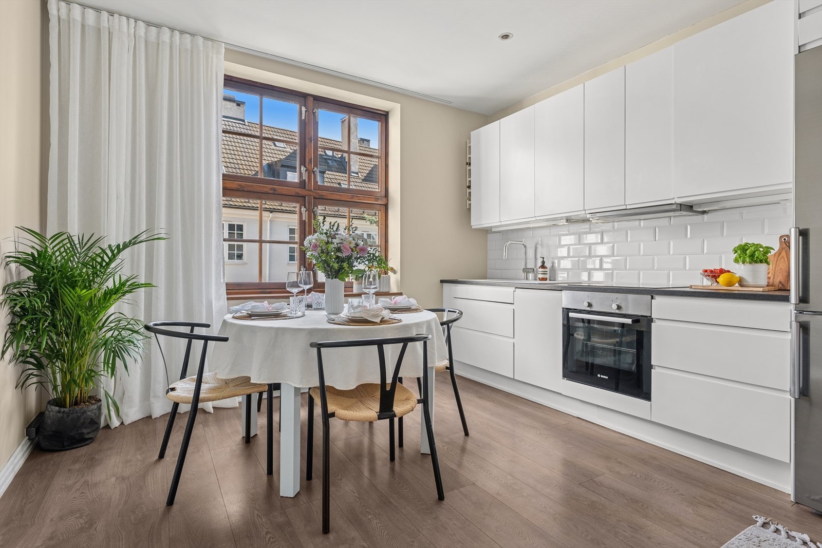 Stue og kjøkkien er i åpen løsning, og sørger for et luftig og åpent inntrykk. Galleribilde