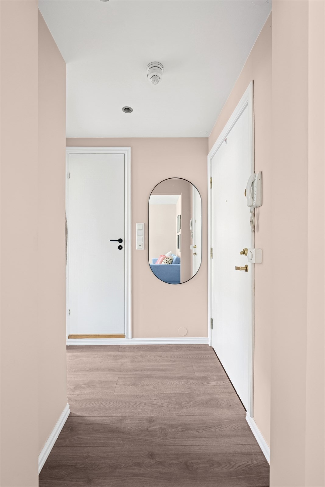 Praktisk entré med plass til å henge fra seg ytterplagg. Galleribilde