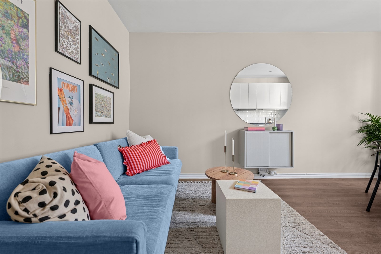 Stuen kan enkelt deles opp i soner, med sofagruppe og spisegruppe. Galleribilde