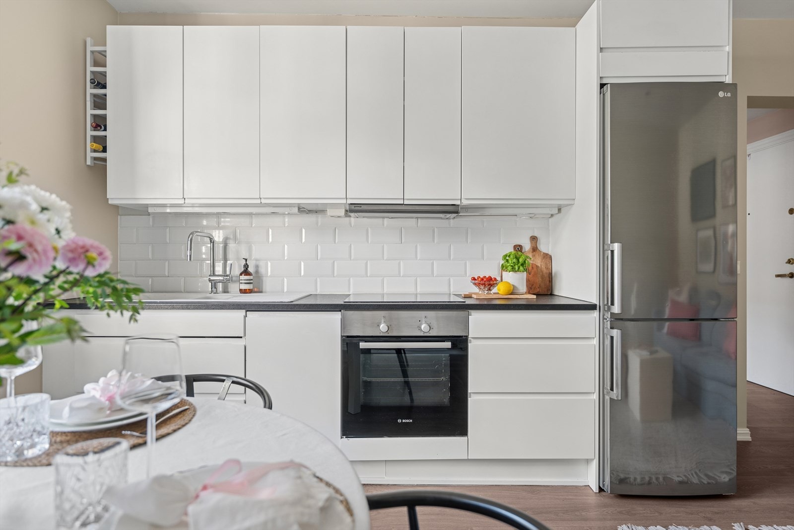 Kjøkkenet byr på en delikat kjøkkeninnredning fra Epoq med lyse, slette lakkerte fronter. Galleribilde