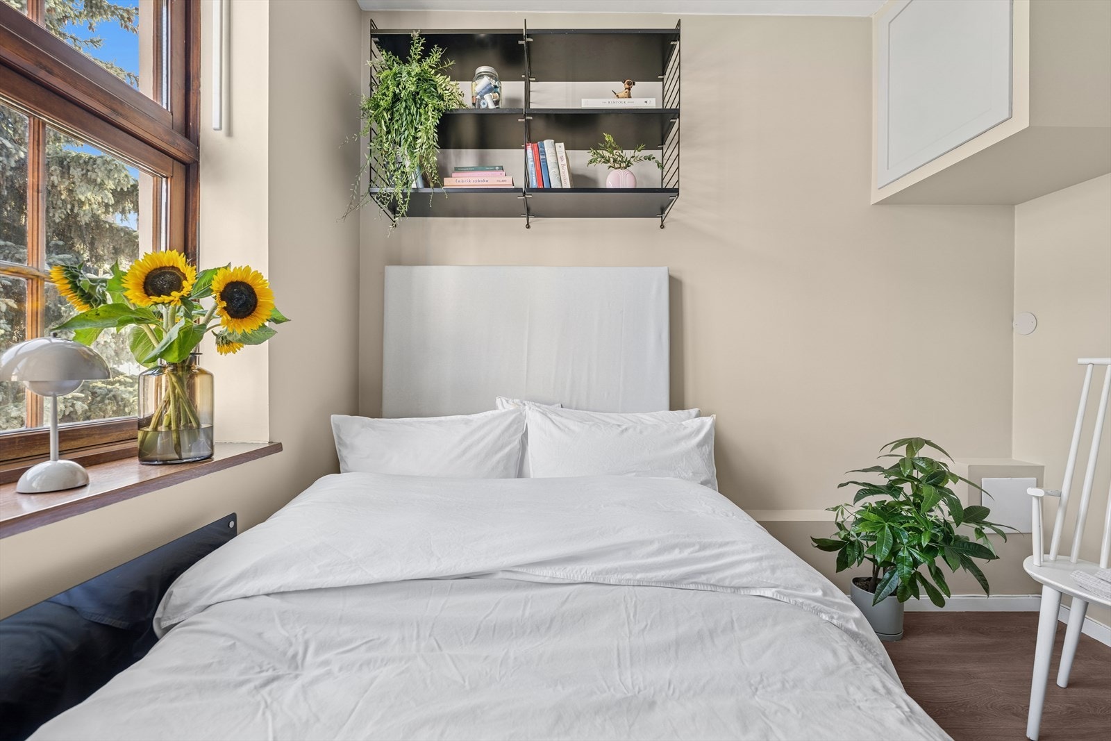 Soverommet vender ut mot rolig bakgård i beroligende omgivelser. Galleribilde