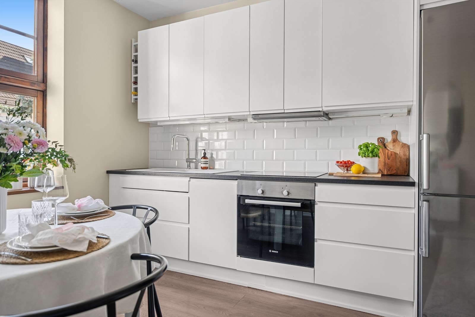 Kjøkkenet er fullt utstyrt med stekeovn med integrert koketopp, oppvaskmaskin, kjøkkenventilator og frittstående kjøleskap. Galleribilde