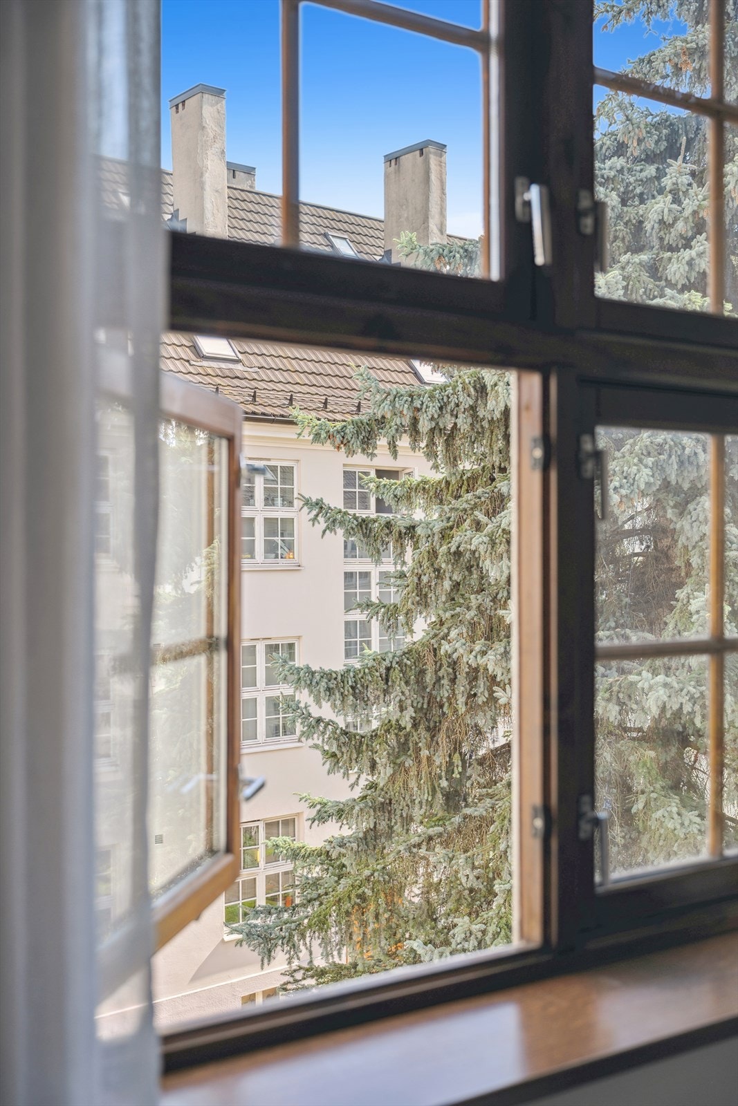 Store vinduer slipper inn rikelig med naturlig lys. Galleribilde