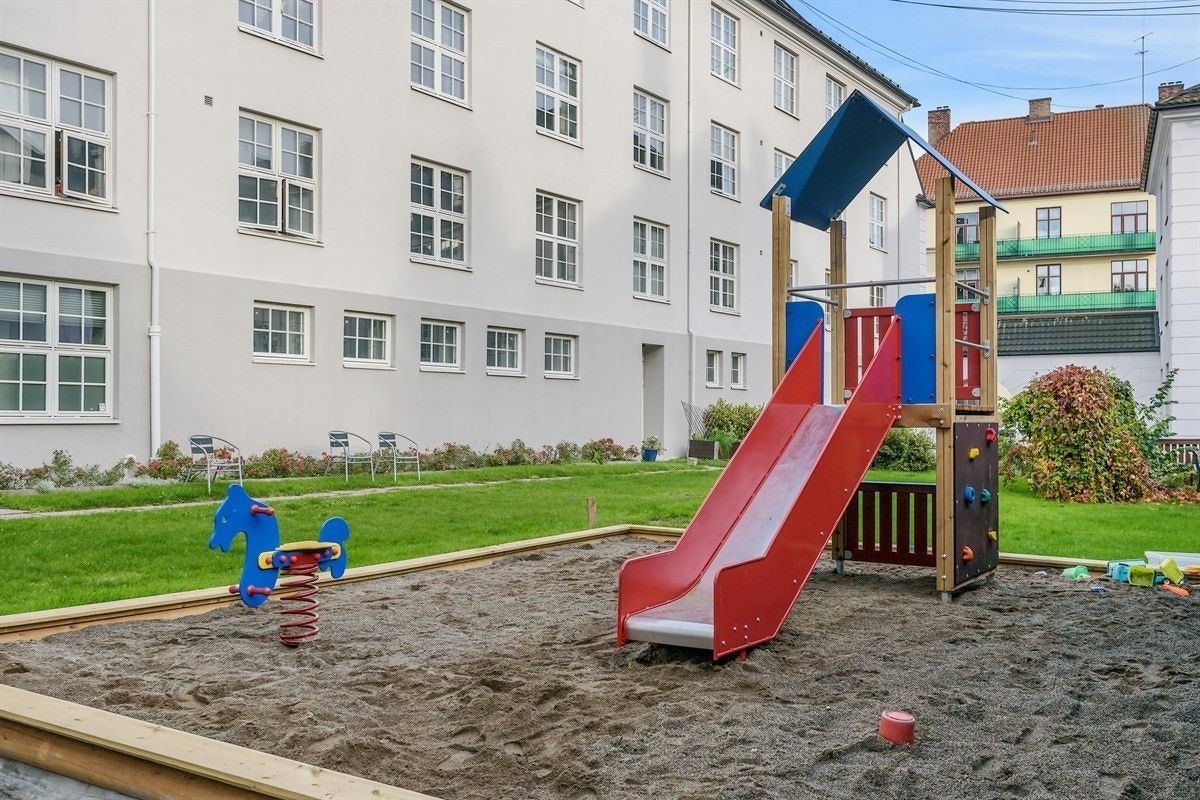 I bakgården har man hyggelig lekeområde for de minste. Galleribilde