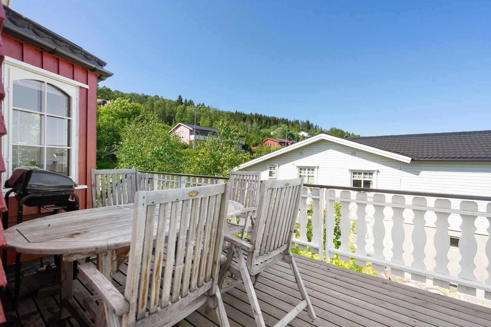 Veranda med trapp ned til hagen og god plass til grill og spisegruppe Galleribilde