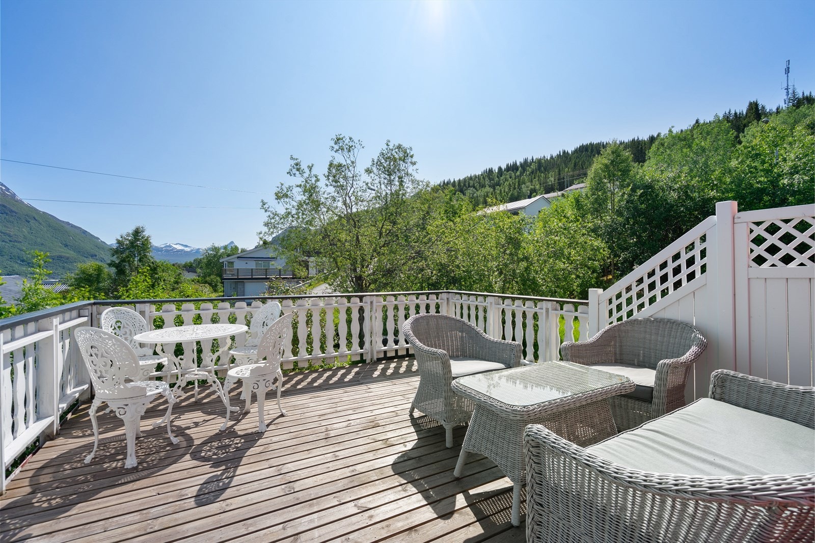 Veranda med fantastisk utsikt og god plass for utemøbler Galleribilde