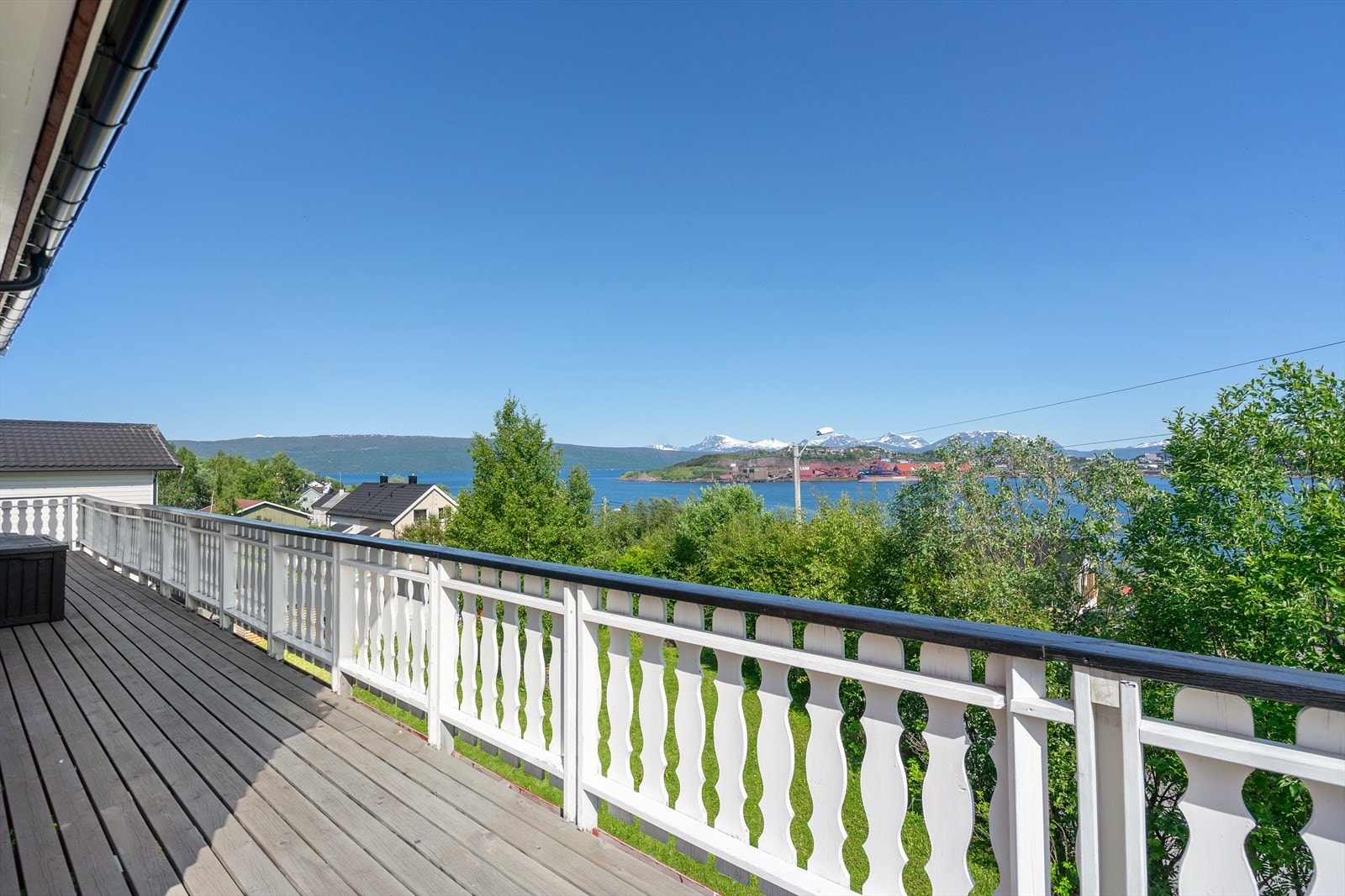 Veranda som strekker seg fra kortside til kortside - god plass til både lounge og spisegruppe Galleribilde