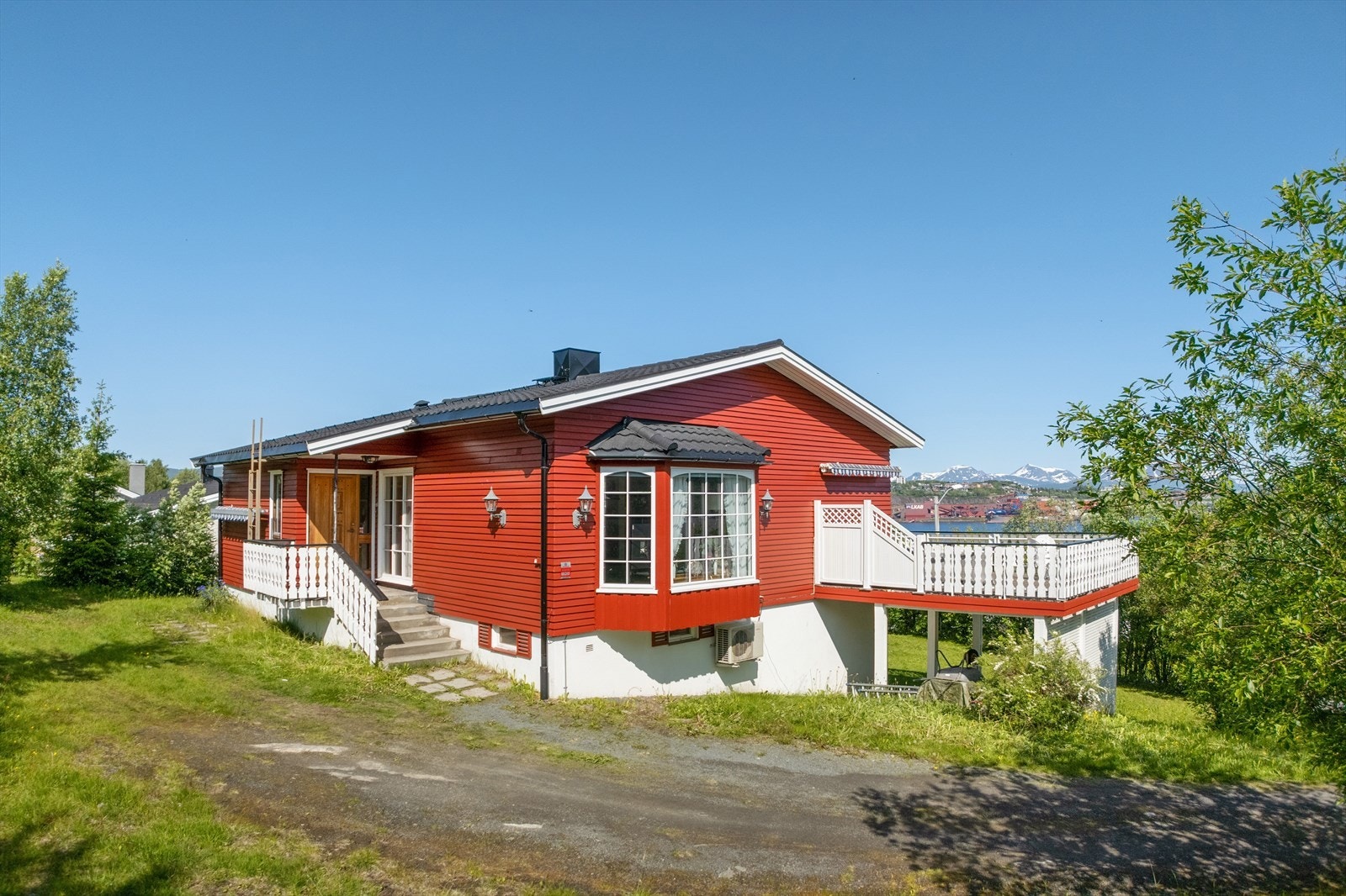 Enebolig i stille og rolig nabolag, gode parkeringsmuligheter og fantastisk utsikt Galleribilde