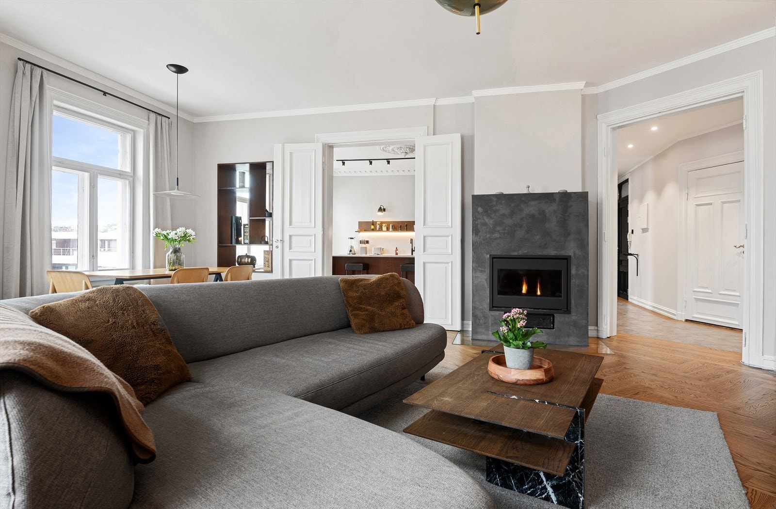 Lekker peis som varmer godt på kalde dager. Generøs takhøyde! Galleribilde