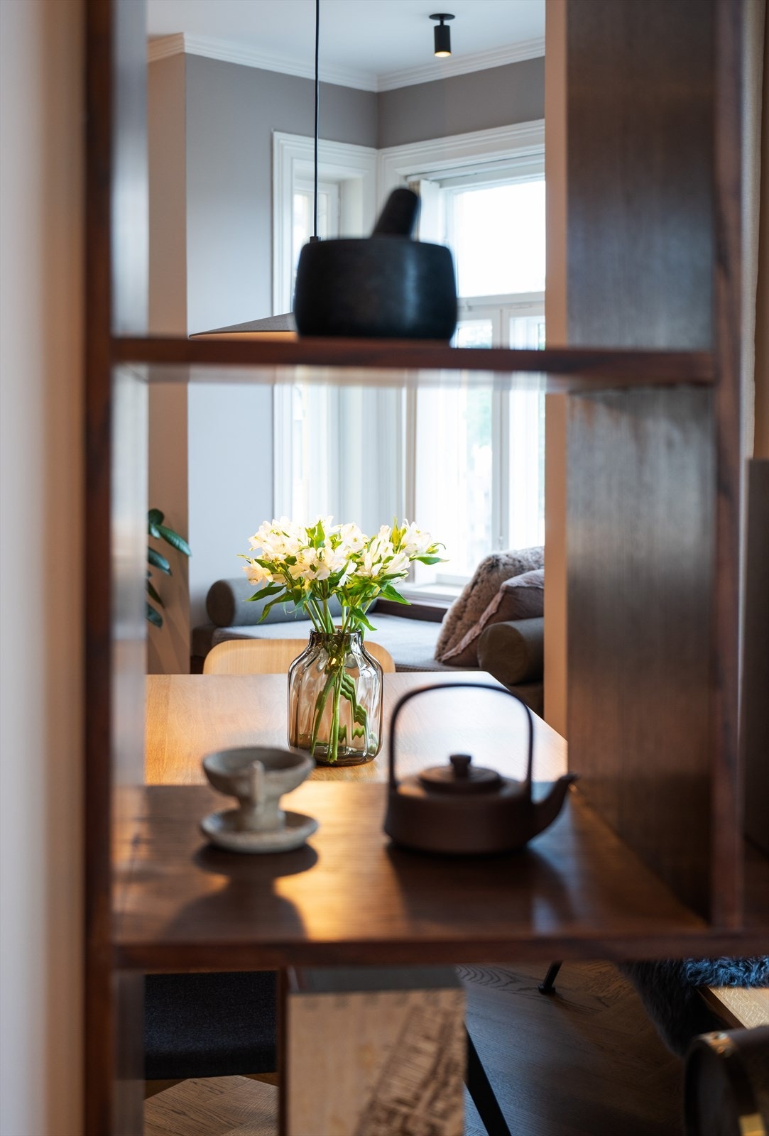 En funksjonell hylle som kan ses fra både stue og kjøkken. Galleribilde