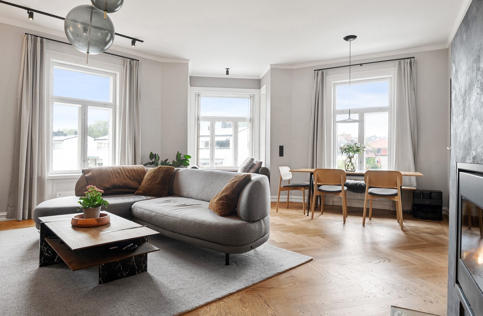 Hjørnestuen er lys og romslig med god plass til sofa, spisebord og tilhørende møblement. Galleribilde