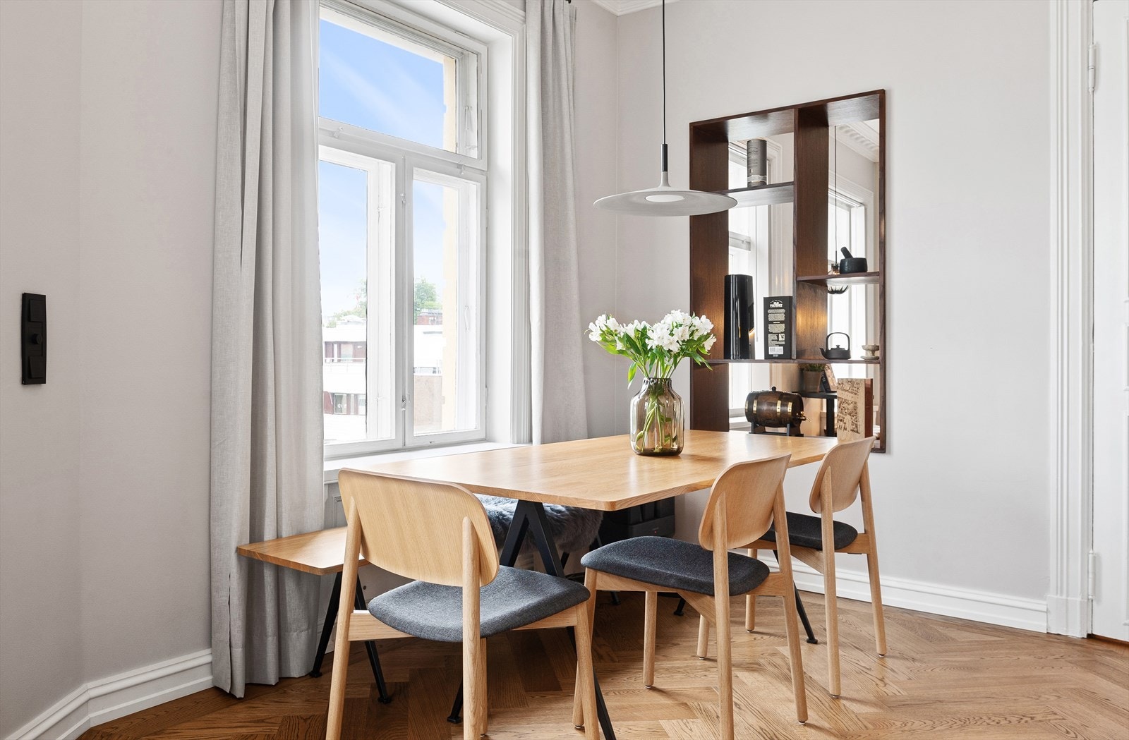 Spisebord og tilhørende møblement. God plass til middagsgjestene! Galleribilde