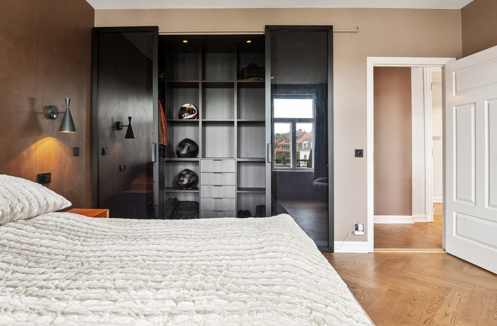 I tilknytning til hovedsoverommet finner du et walk-in closet. Galleribilde