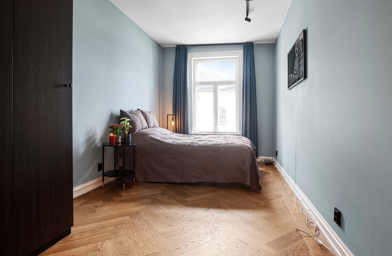 Soverom 2 er også i god størrelse, med plass til dobbeltseng, garderobe og tilhørende møblement. Perfekt som gjesterom, barnerom eller kontor! Galleribilde