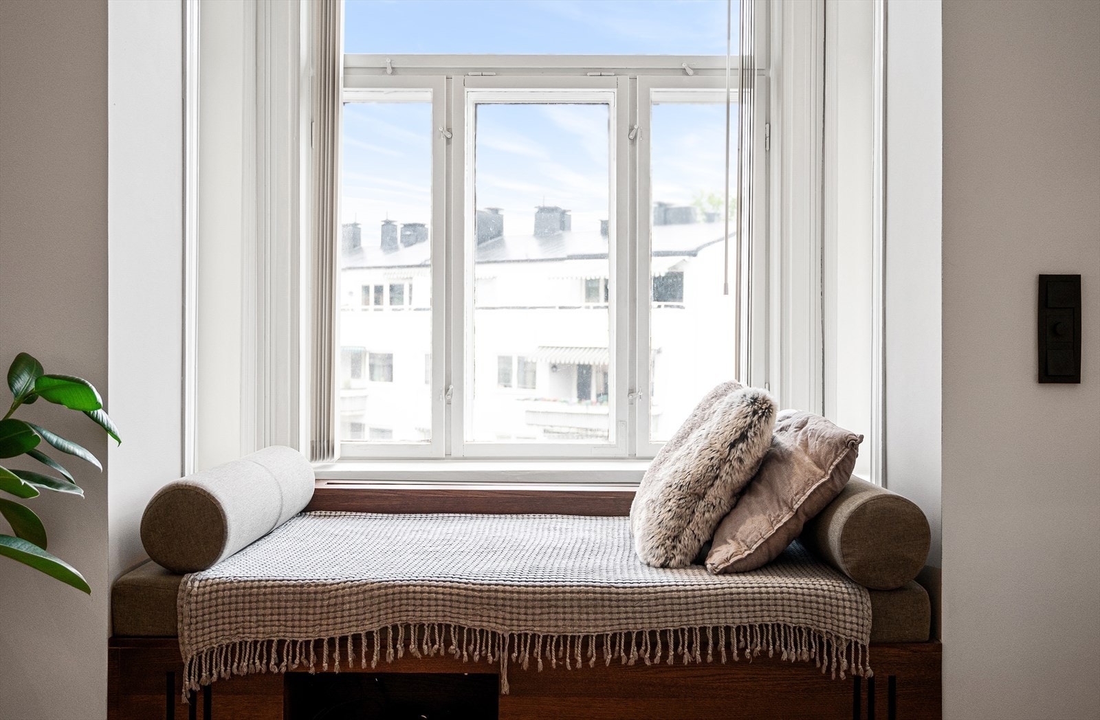 Hjørnet i stuen er innredet med plassbygget "daybed" med lagring under. Her kan morgenkaffen nytes! Galleribilde