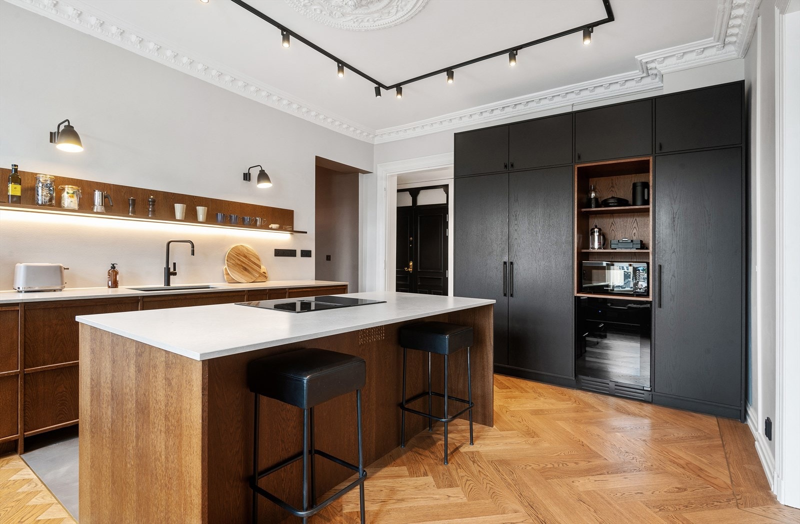 Kjøkkenøy med kompositt benkeplate. Godt med skap- og benkeplass! Galleribilde