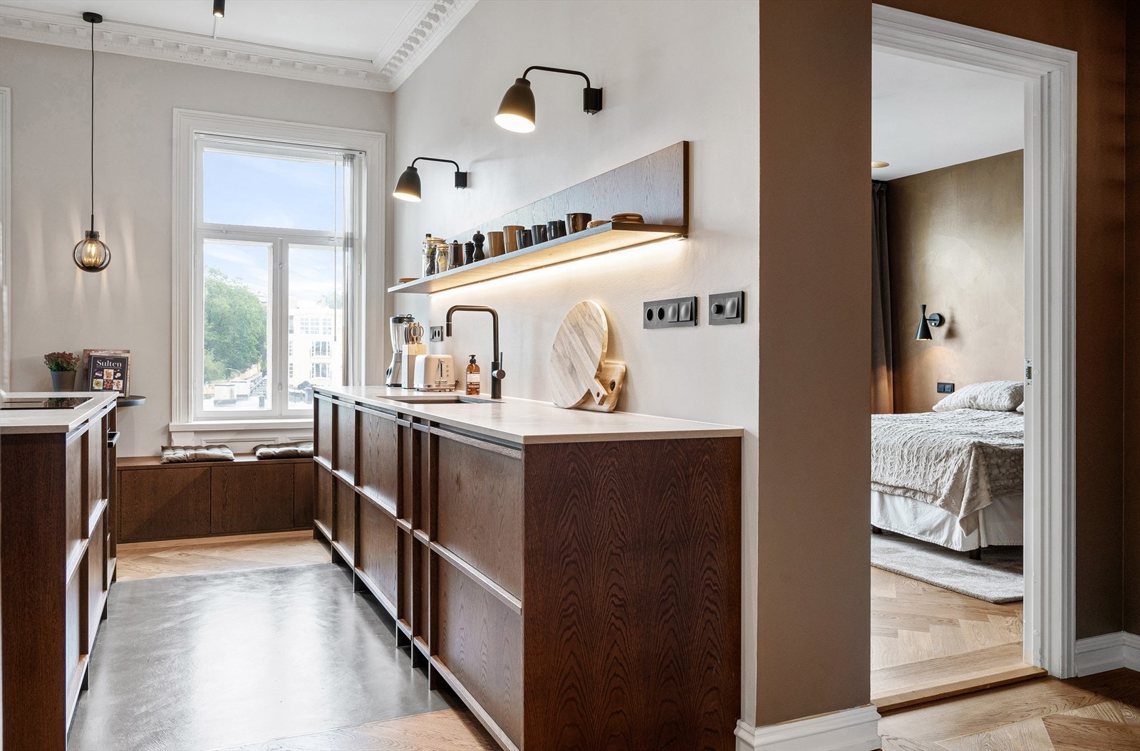 Videre har man adkomst til leilighetens hovedsoverom. Galleribilde