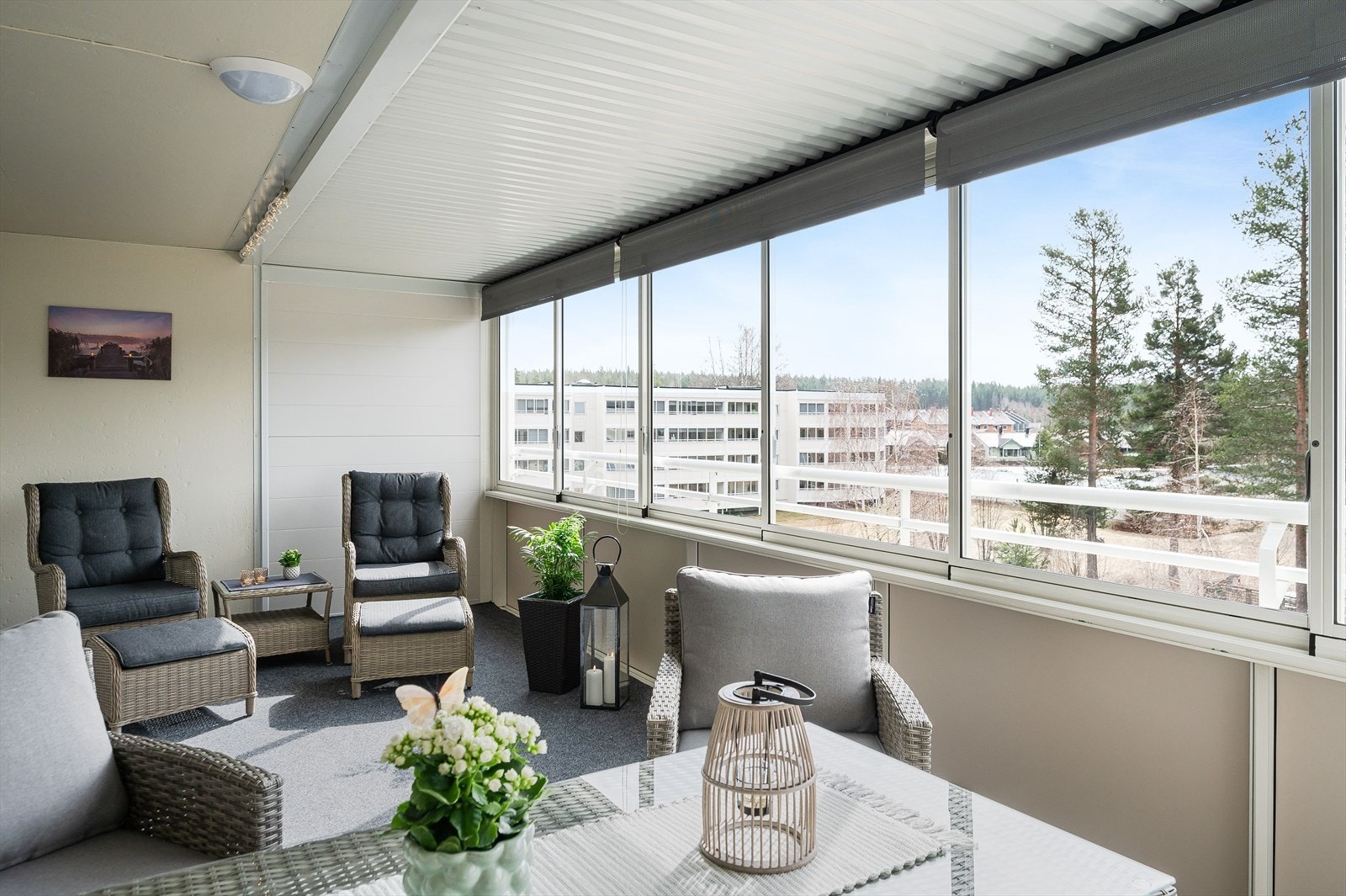 Balkongen har store glassfelt som kan skyves til siden. Beliggenheten i byggets toppetasje og mot syd sørger for gode solforhold. Galleribilde