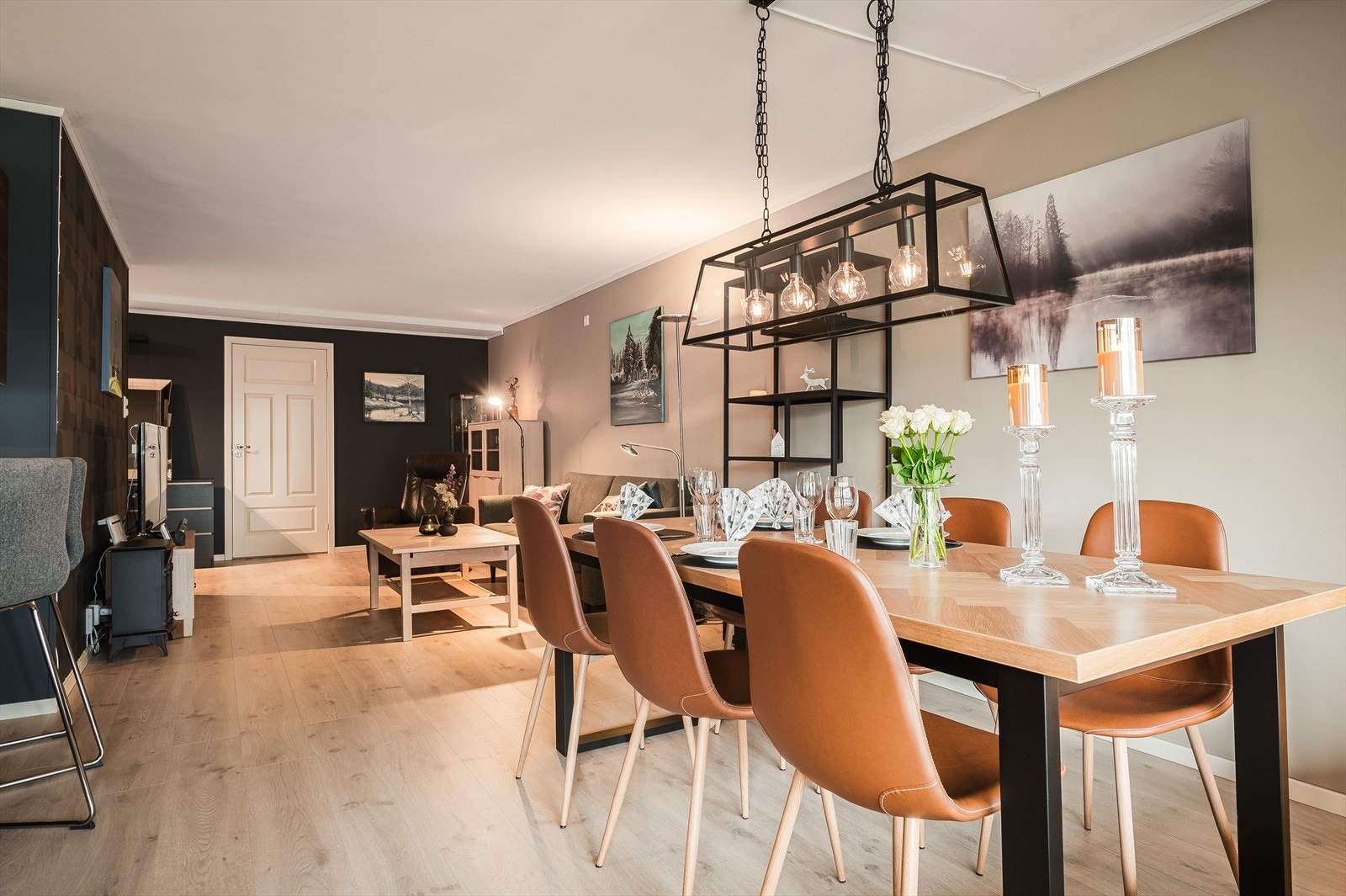 Stuen er romslig med god plass til et stort spisebord, sofagruppe med salongbord og tv-benk. Grunnpakke kabel-tv/bredbånd er inkludert i felleskostnadene. Galleribilde