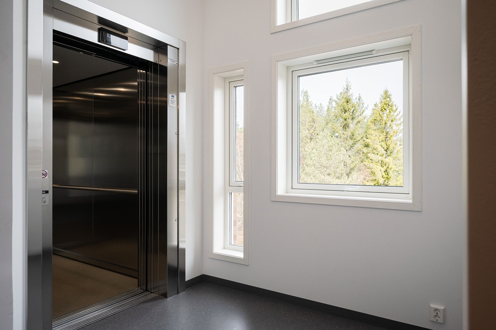 Du tar deg opp til leiligheten i byggets toppetasje via felles trapperom med heis. Leiligheten disponerer en kjellerbod på ca. 8m². Galleribilde