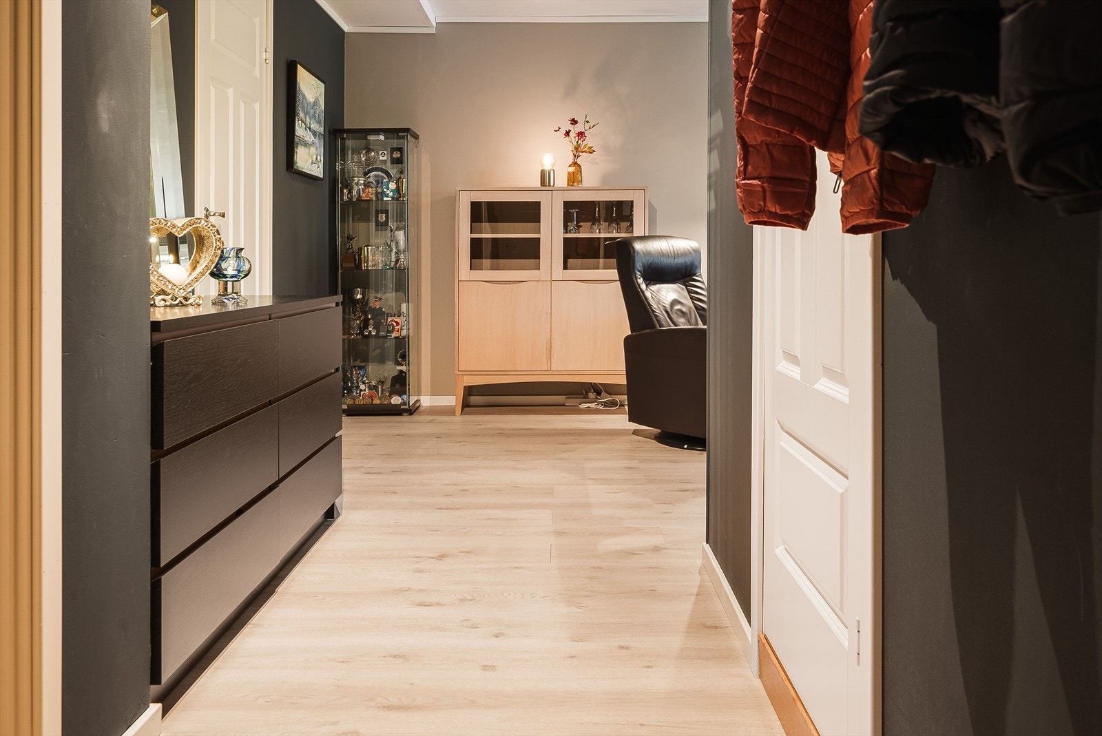 Du ønskes velkommen inn i en flott entré med plass til kommoder eller garderobeskap. Montert porttelefon på vegg og sikringsskap med automatsikringer i felles trapperom. Galleribilde