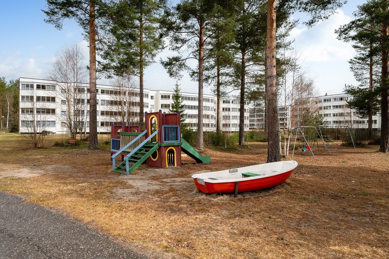 Tomten er pent opparbeidet med store grøntarealer, beplantning, prydbuser, flere sitteområder og lekeplass for de minste beboerne. Det er asfalterte stier, veier og parkeringsområde. Galleribilde