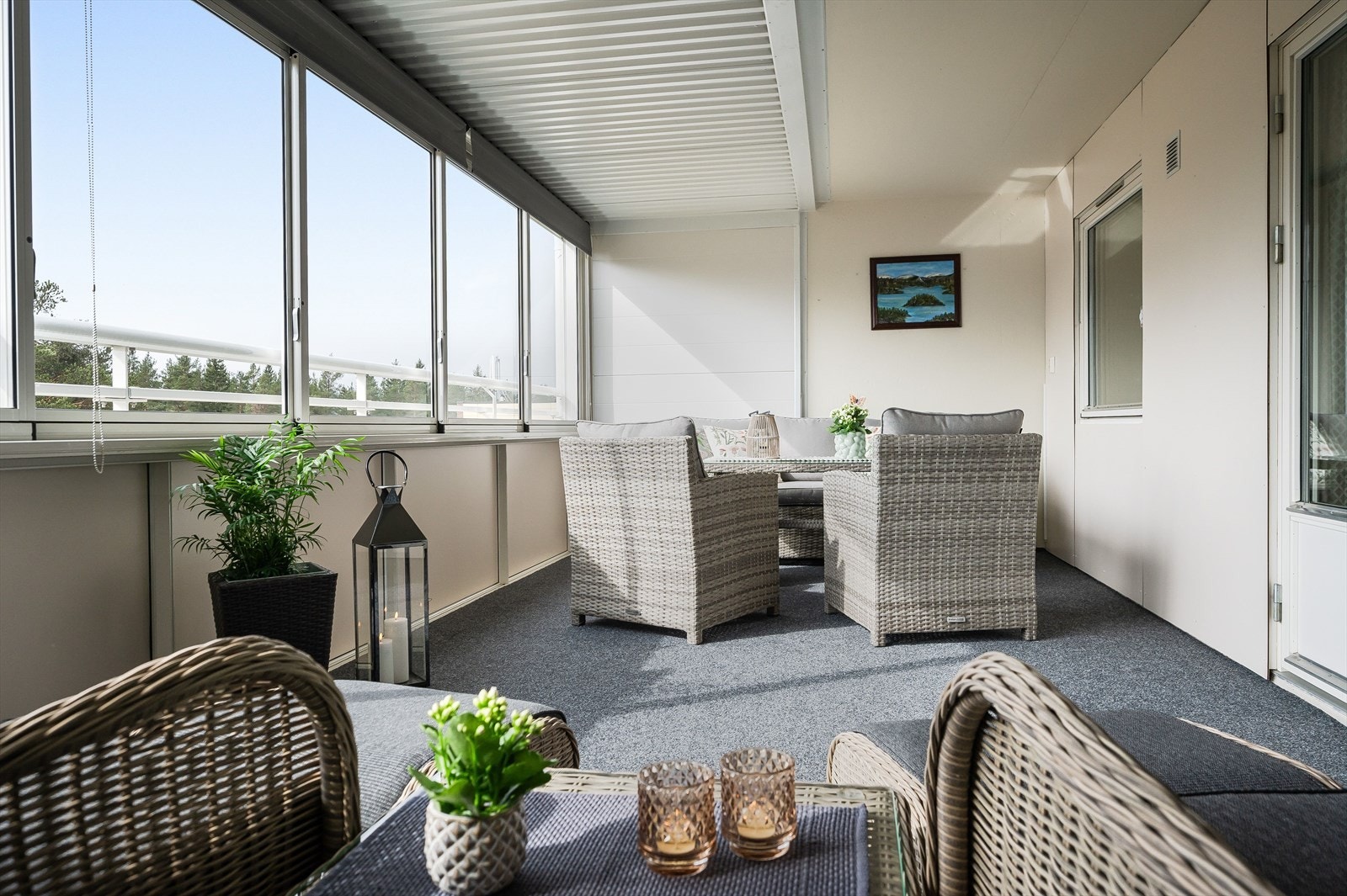 Den gode størrelsen på balkongen gir plass til flere ulike sittegrupper etter eget ønske og behov. Her sitter du høyt, fritt og solrikt uten innsyn! Galleribilde