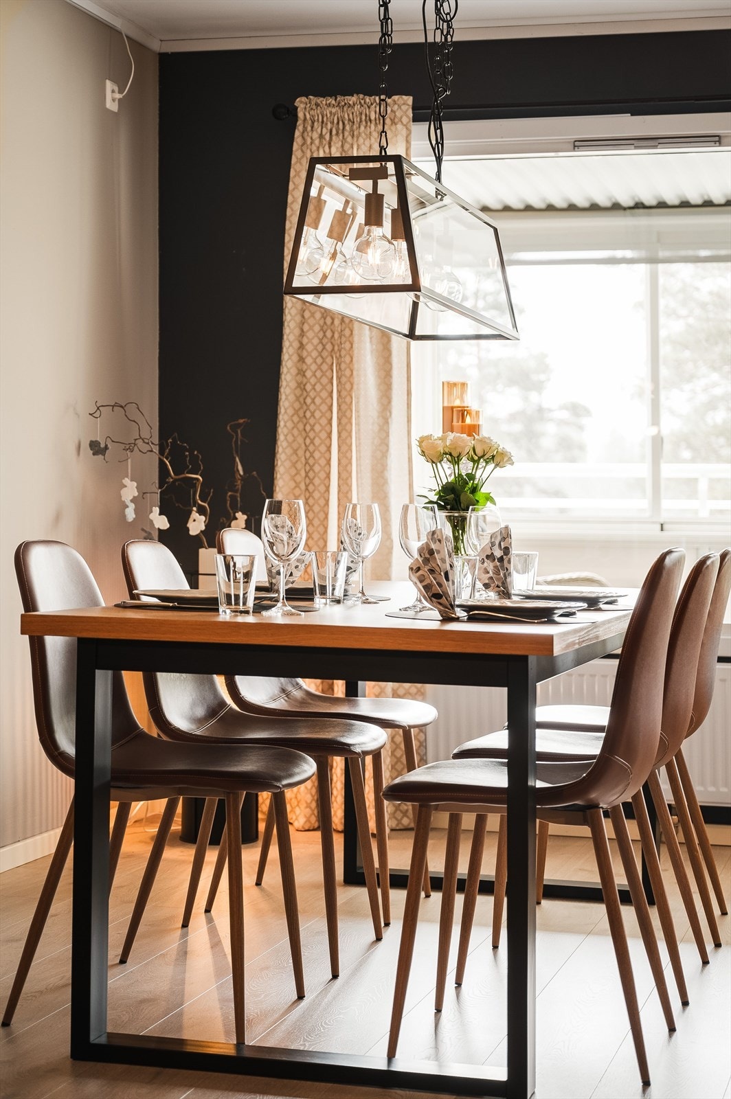 Stuen har store vindusflater ut mot balkongen mot syd som sørger for et fint lysinnslipp. Galleribilde